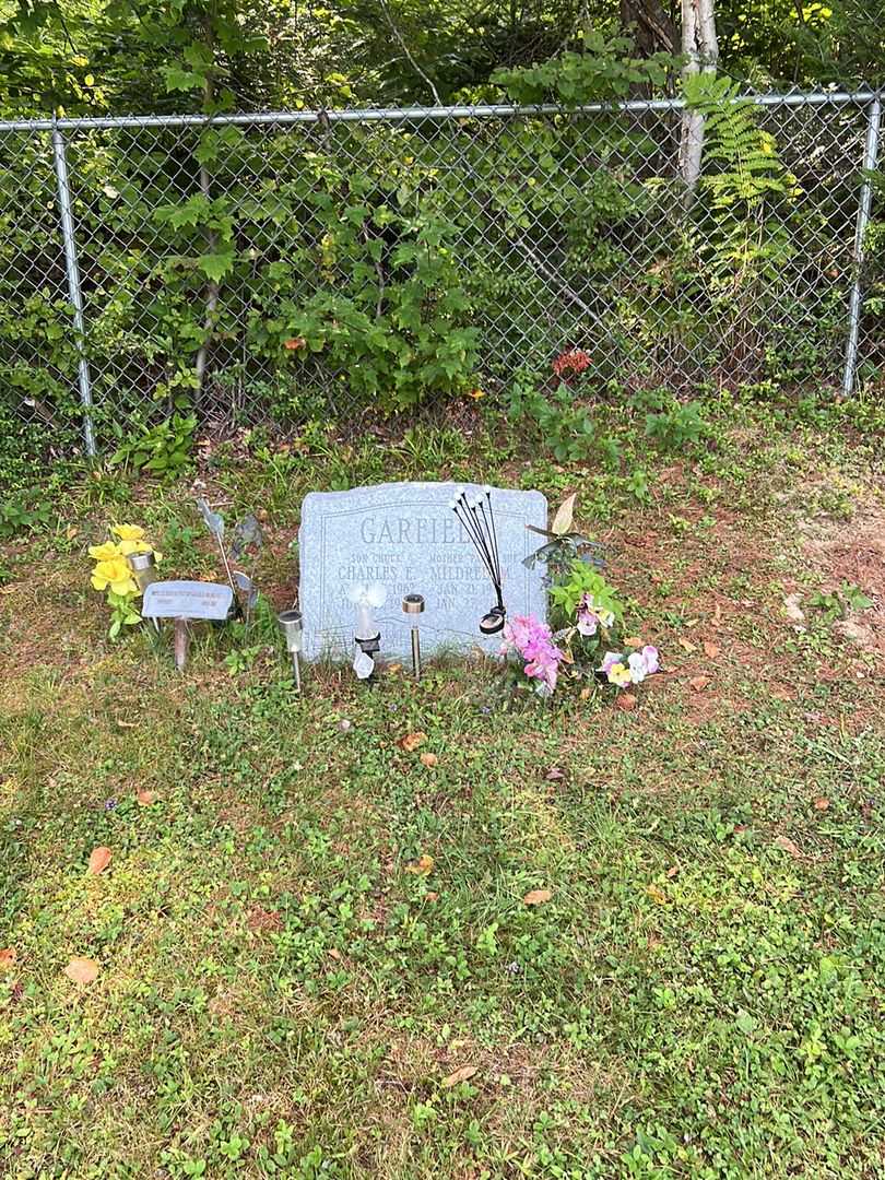 Mildred M. "Sue" Garfield's grave. Photo 1