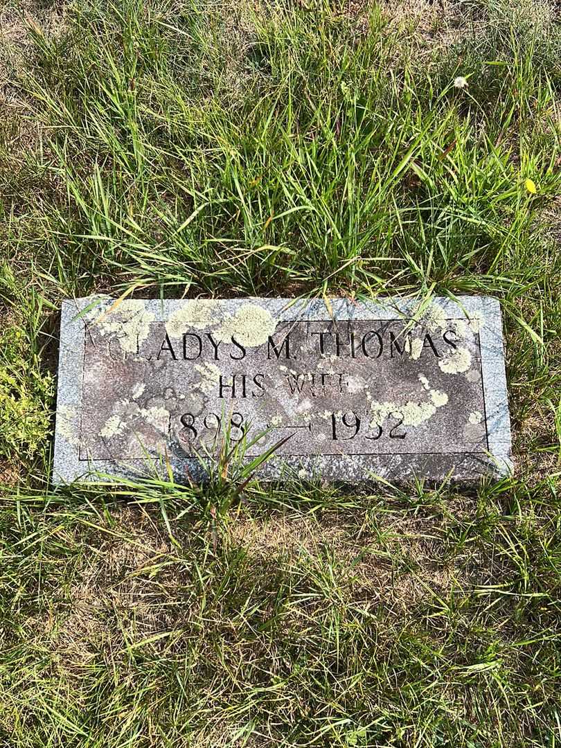 Gladys M. Thomas Young's grave. Photo 2