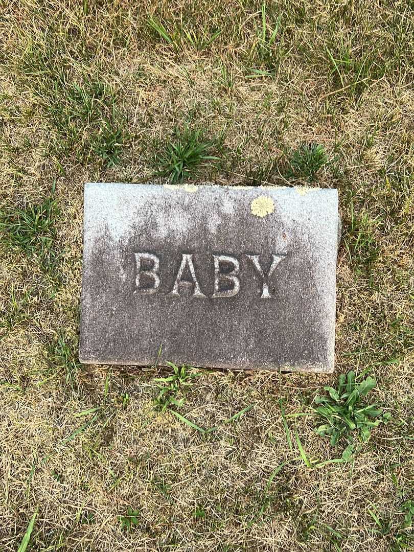 Baby Gee's grave. Photo 3