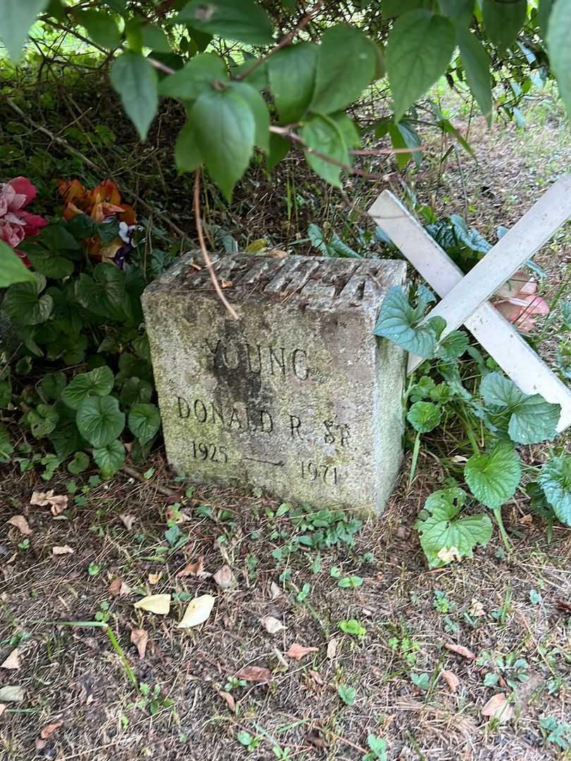 Donald R. Young Senior's grave. Photo 2