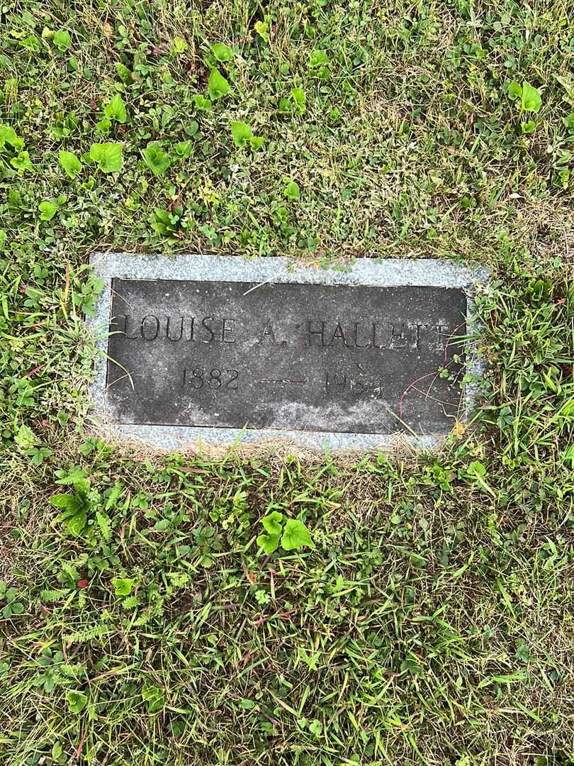 Louise A. Hallett's grave. Photo 2