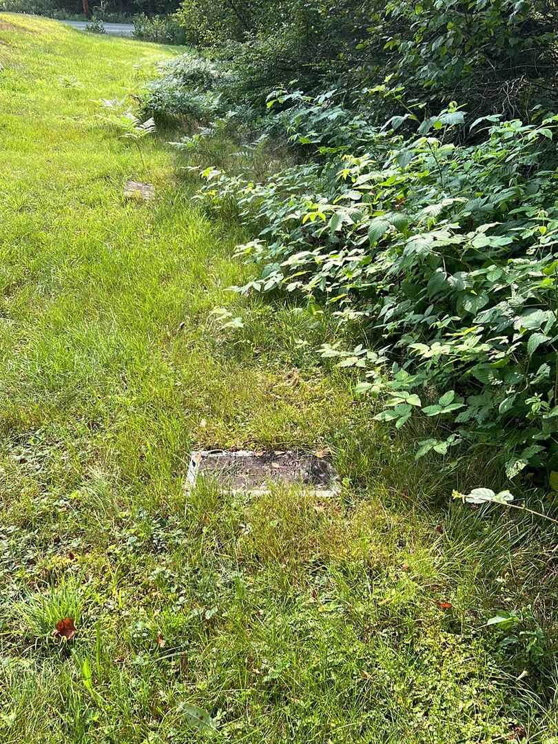 Ruth Joy Christie's grave. Photo 1