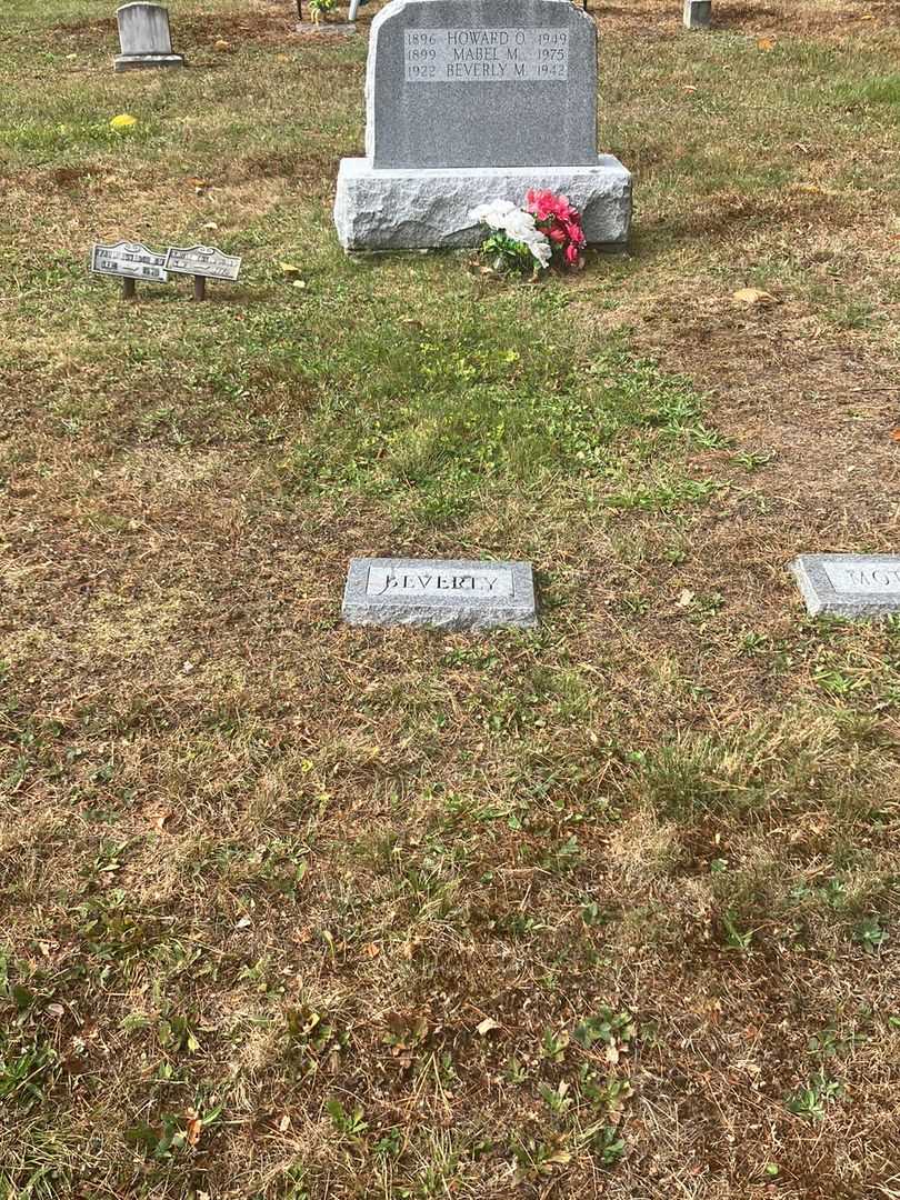 Beverly M. Woodbury's grave. Photo 1