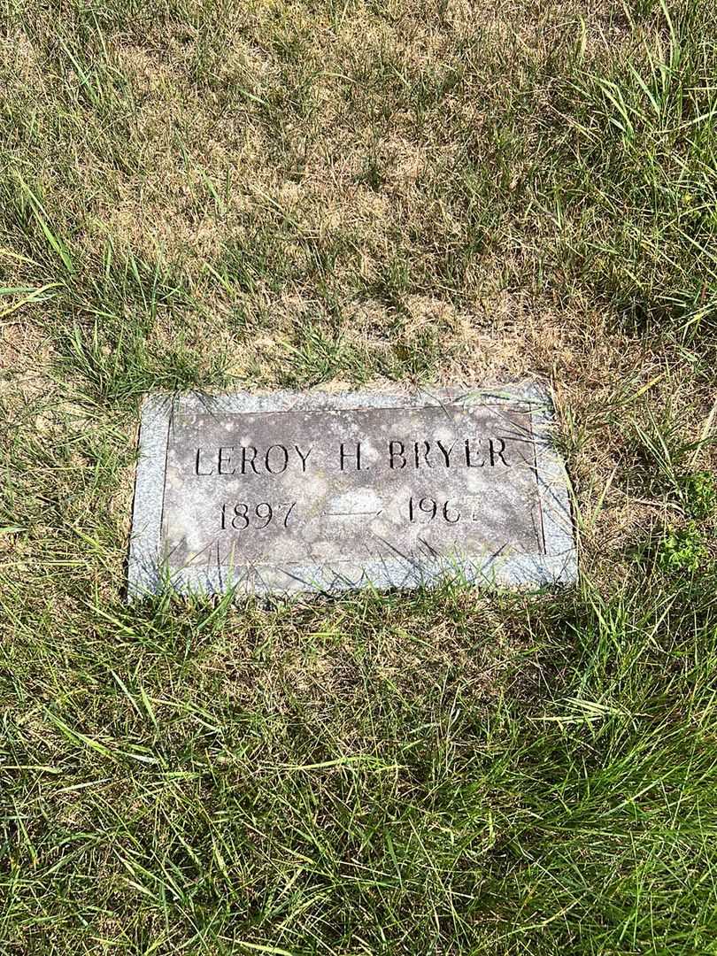 Leroy H. Bryer's grave. Photo 2