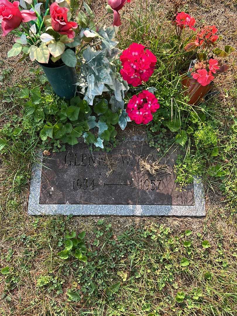 Glenna W. Hale's grave. Photo 2