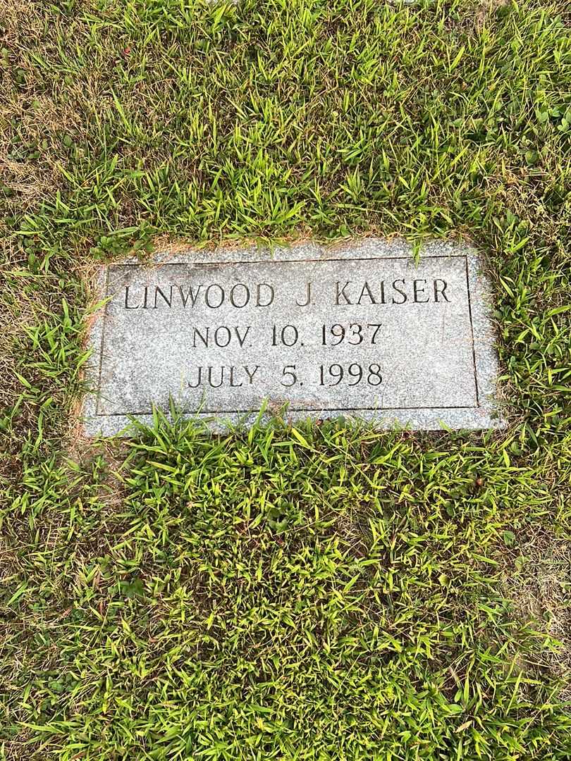Linwood J. Kaiser's grave. Photo 2
