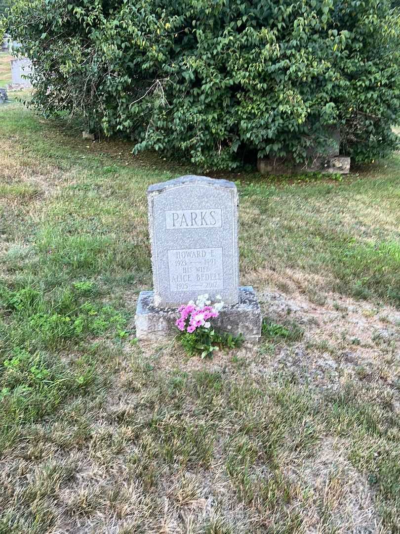 Howard E. Parks's grave. Photo 1