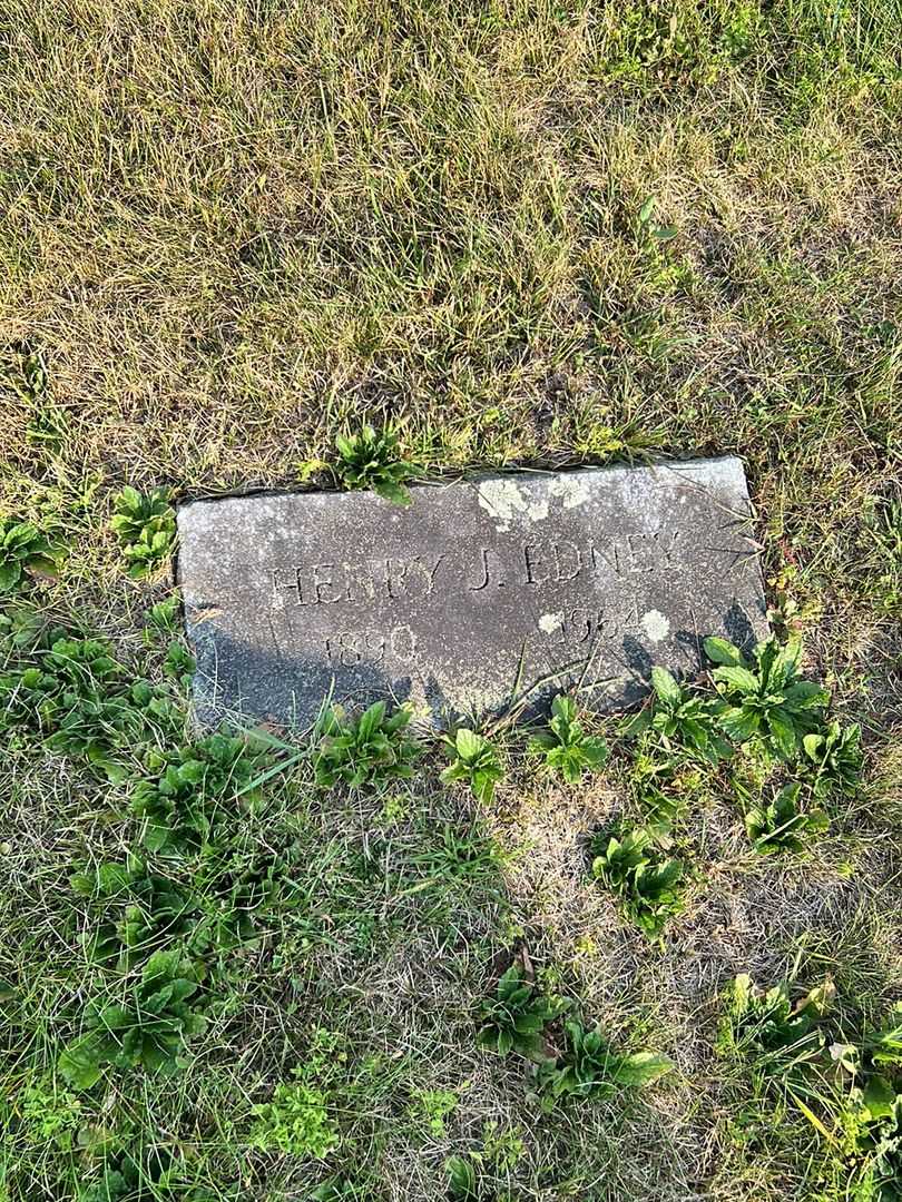 Henry J. Edney's grave. Photo 3