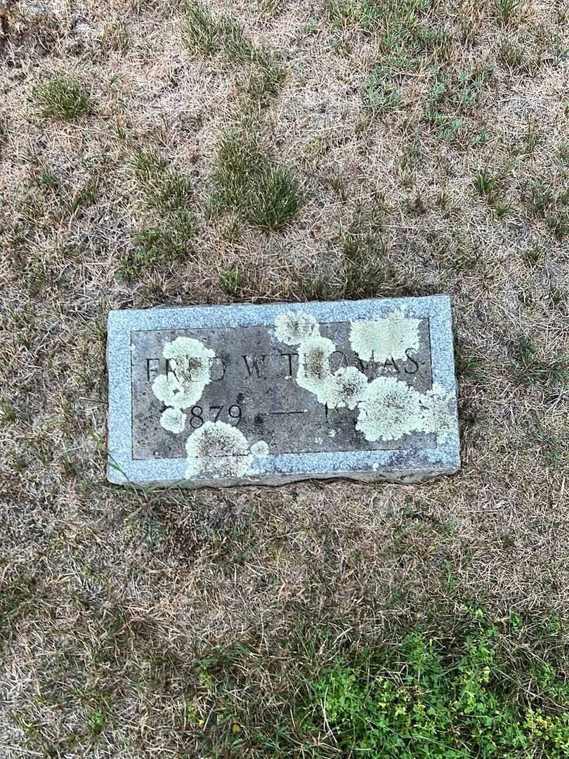 Fred W. Thomas's grave. Photo 2